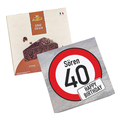 Kombibild: Verkehrszeichen-Kuchenbox mit Sören 40 und Schokokuchenverpackung daneben, freigestellt