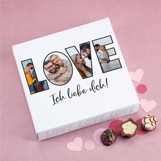 Lindt Pralinen Geschenkbox mit LOVE-Schriftzug und 4 Fotoeinsätzen sowie Text „Ich liebe dich!“ auf rosa Hintergrund mit Herzdeko