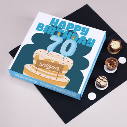 Mit Torten-Motiv in Blau und Personalisierung gestaltet