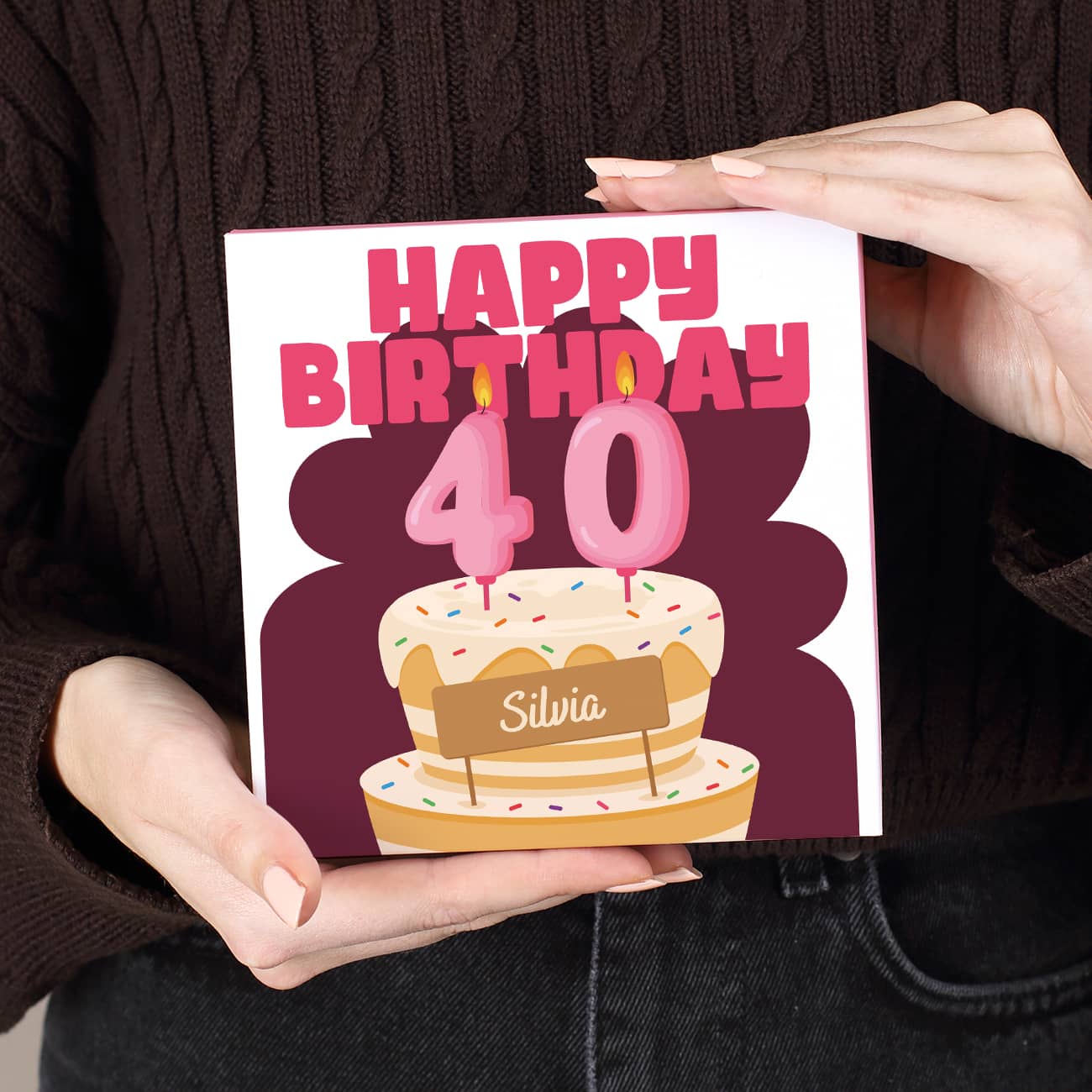 Mit Torten-Motiv in Rosa und Personalisierung gestaltet