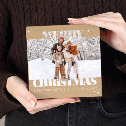 Detailansicht des personalisierten Fotos und Textes im Merry-Christmas-Schriftzug auf der Verpackung.