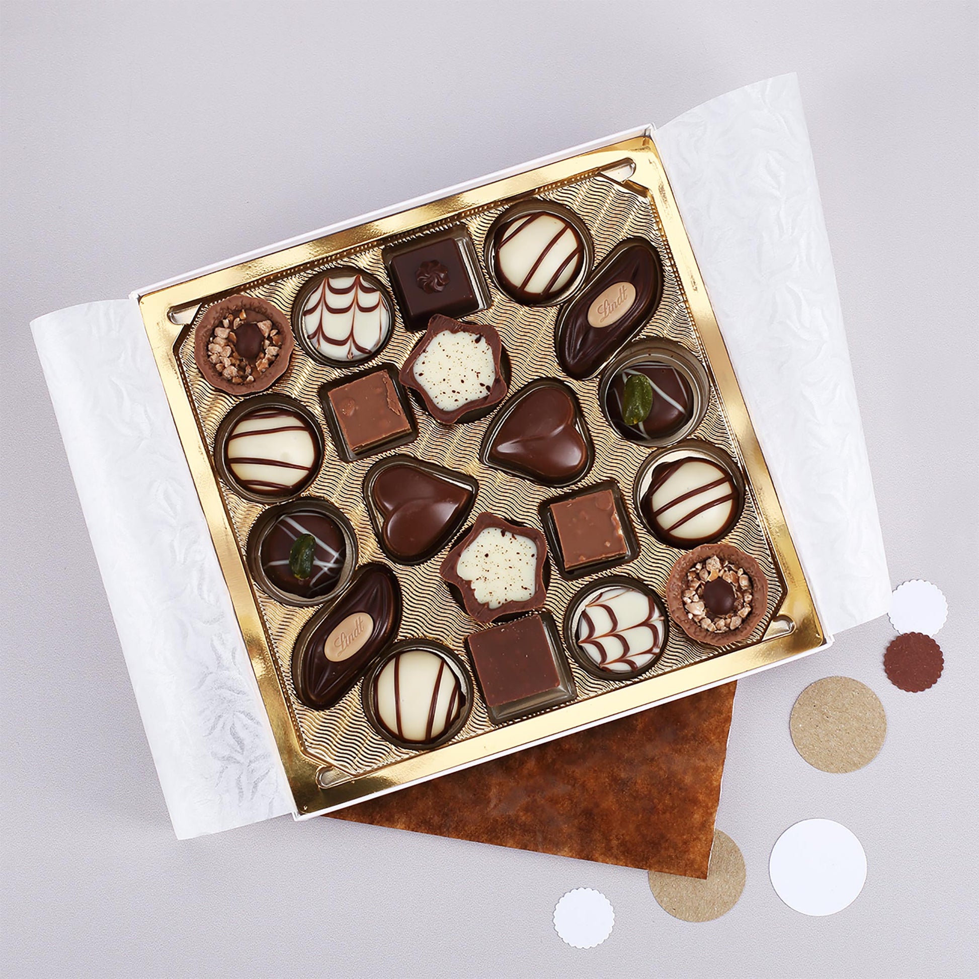 Detailansicht personalisierte Pralinenbox Frühlingsgrüße mit buntem Blumenmotiv