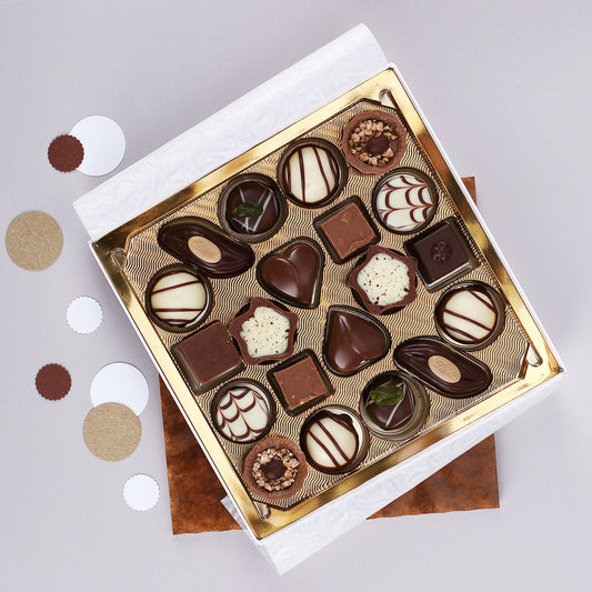 Geöffnete Lindt Pralinenschachtel mit 100 g Lindt Mini-Pralinés in der Draufsicht