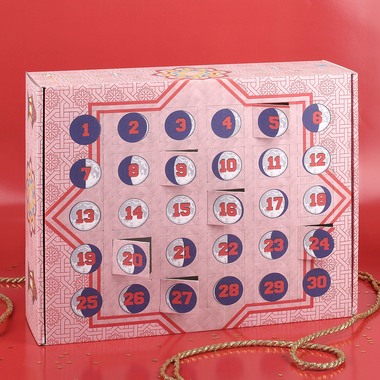 Kalender zum Ramadan bedruckt mit Laternen Blumenornamenten und Mondphasen