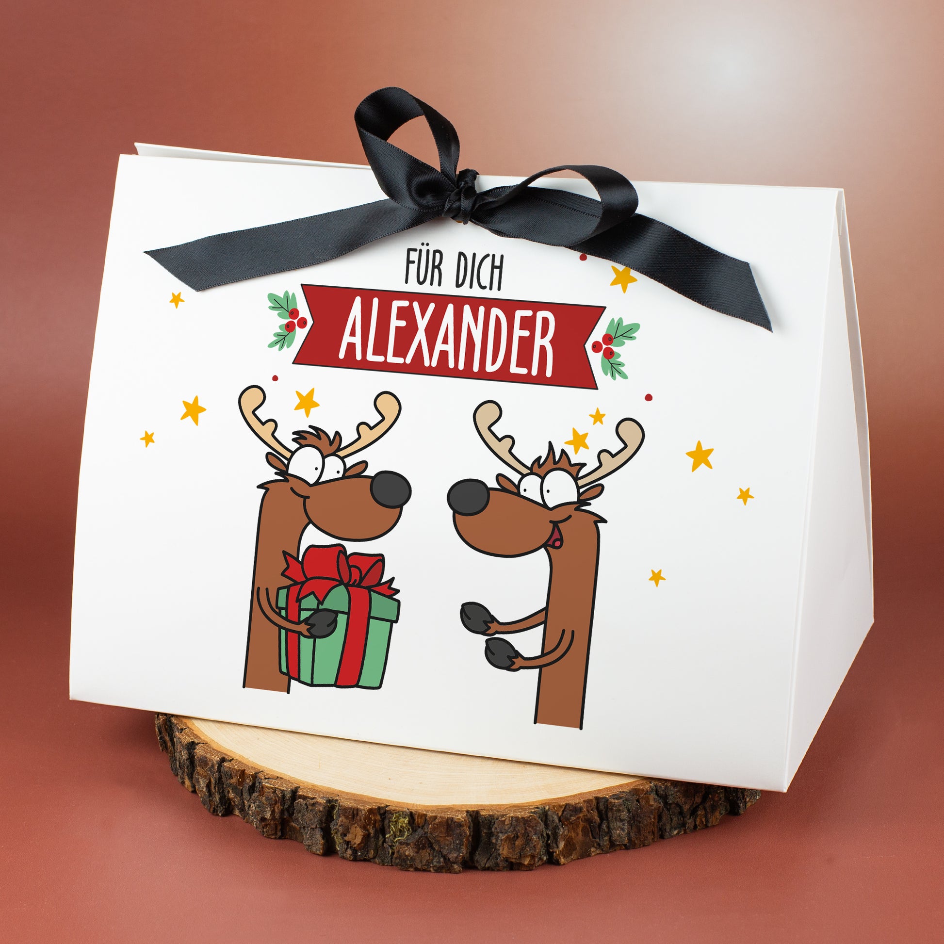 Große Geschenktasche mit Rentiermotiv und personalisiertem Namen „Alexander“, dekoriert auf Holzscheibe.