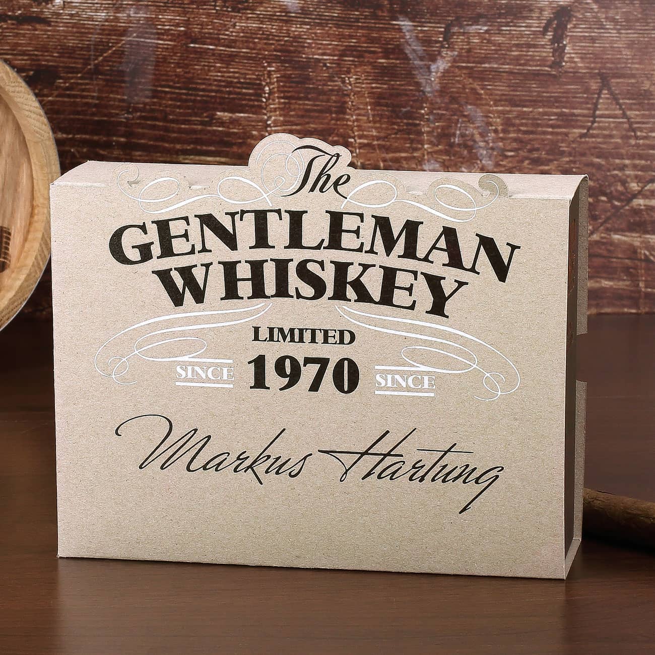 The Gentleman Whiskey mit Wunschname und Geburtsjahr bedruckte Geschenkverpackung