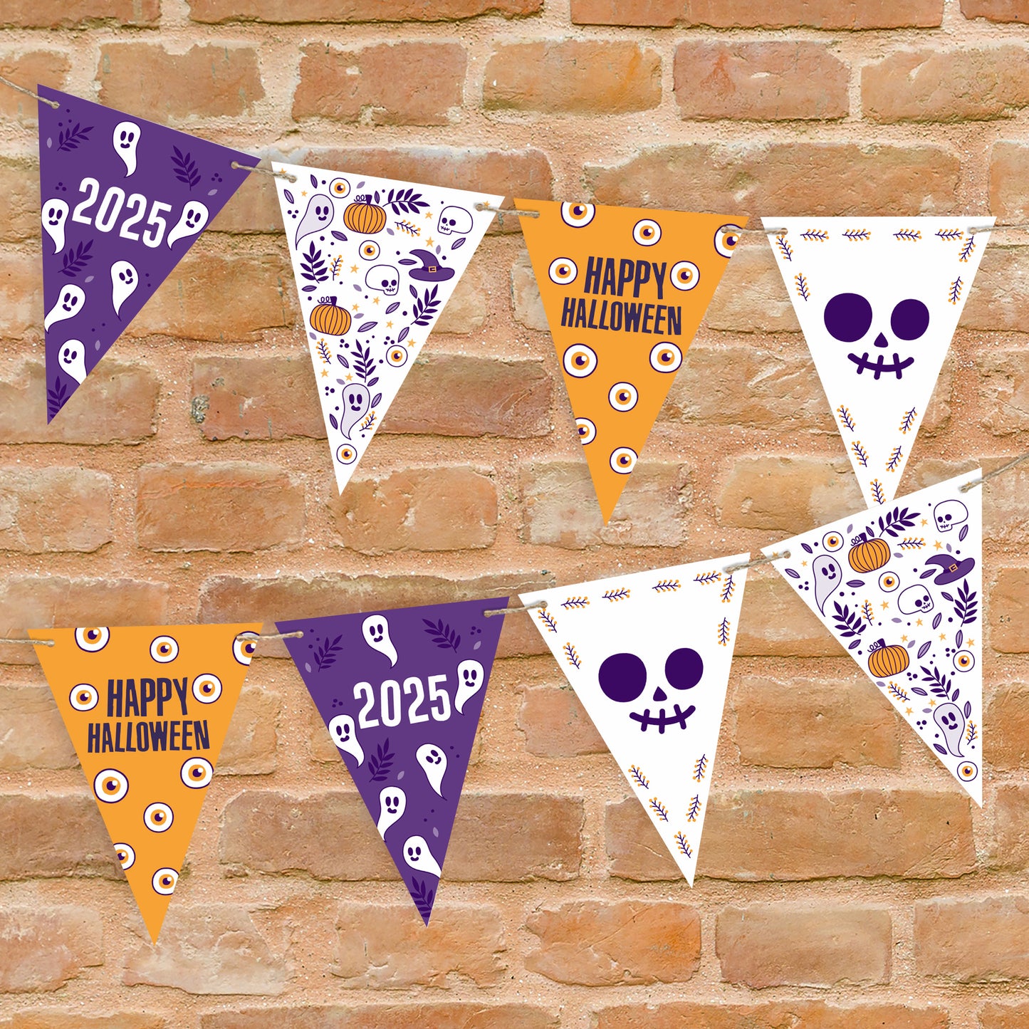 Personalisierbare Halloween-Girlande mit Wunschtext und klassischen Motiven, dekoriert an Backsteinwand.