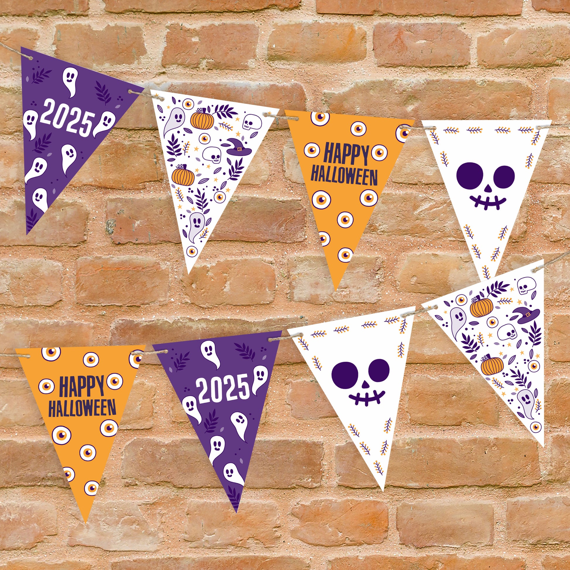 Personalisierbare Halloween-Girlande mit Wunschtext und klassischen Motiven, dekoriert an Backsteinwand.