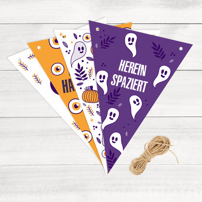 Detailaufnahme der Halloween-Wimpel auf Holzuntergrund – Motiv: Geister und Schriftzug ‚Herein spaziert‘.