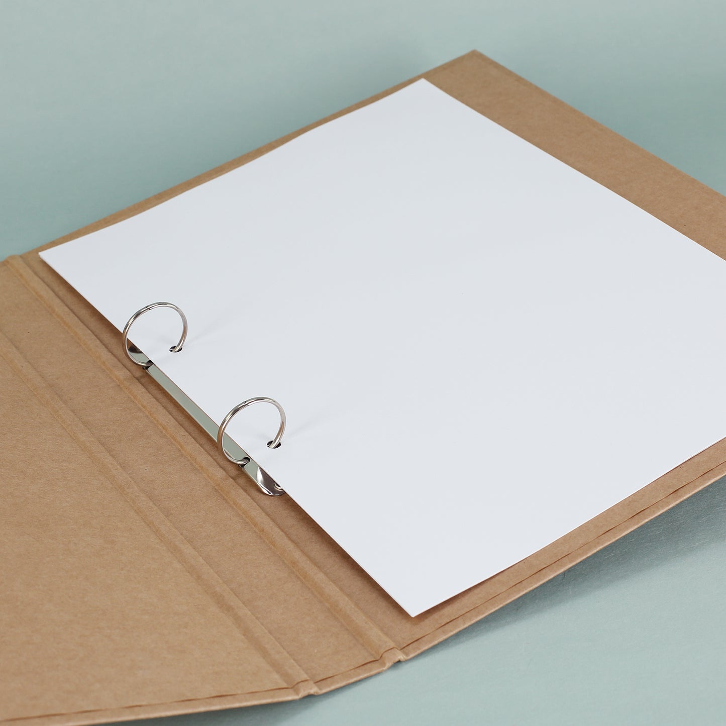 Mappe in aufgeklapptem Zustand mit sichtbaren DIN A4-Blättern