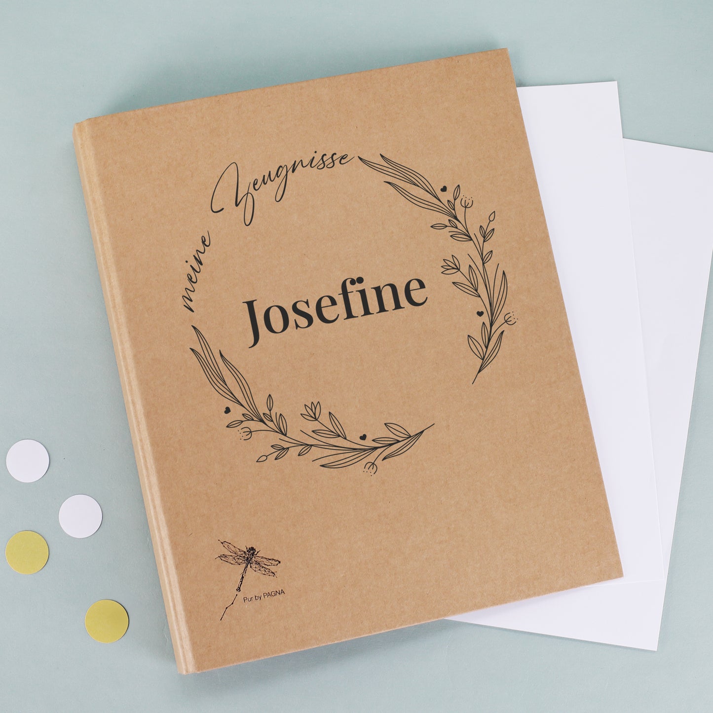 Zeugnismappe mit rundem Zweige-Motiv und Name – liegend frontal aufgenommen