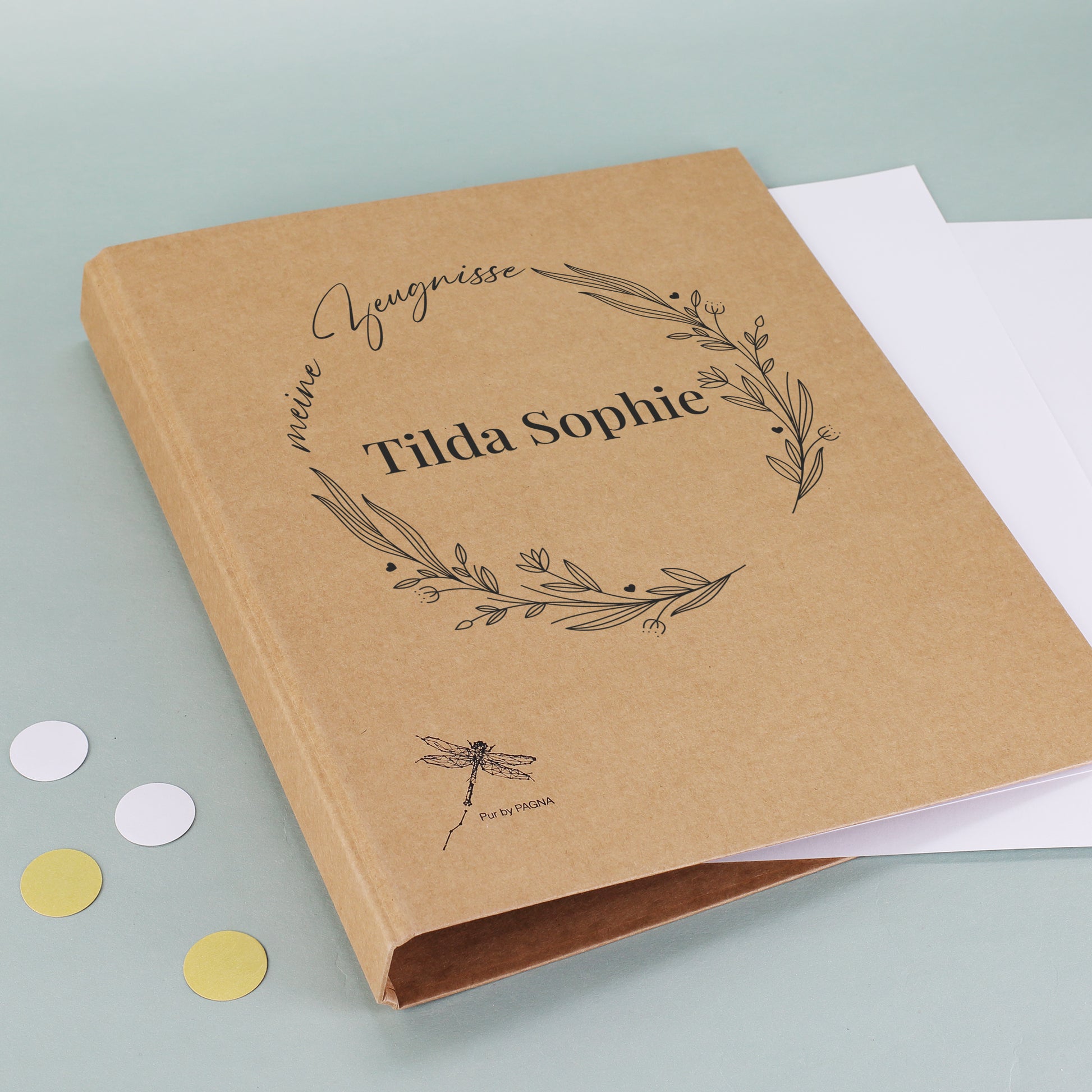 Detailaufnahme des runden Zweige-Motivs mit elegantem Schriftzug des Namens