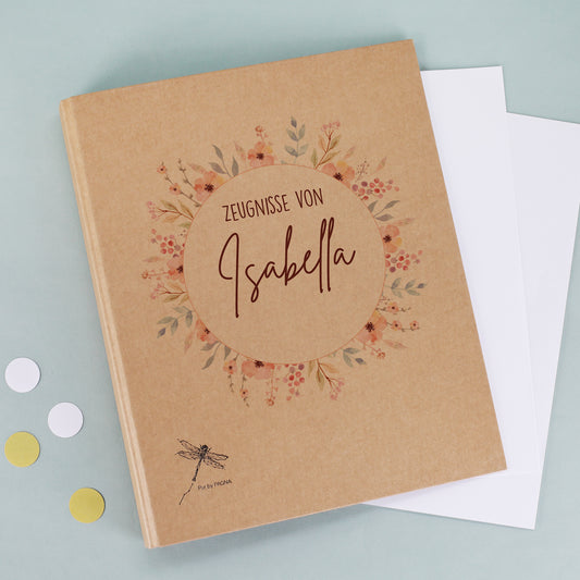 Zeugnismappe mit rundem Blumenkranz und personalisiertem Namen – frontal fotografiert
