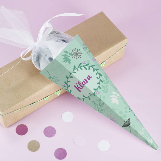 kleine Zuckertüte mit Ranken, Blumen und Name 