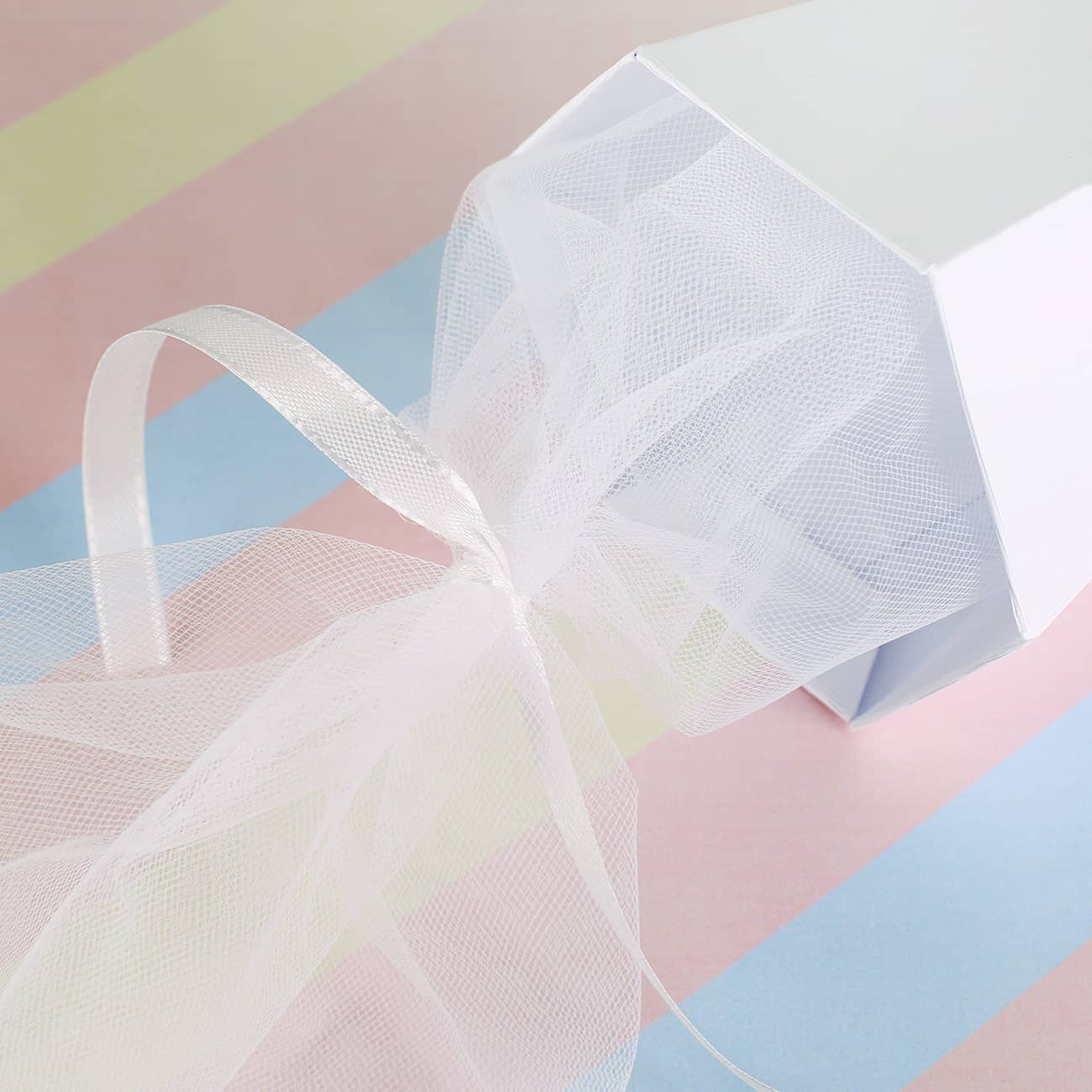 Tüll und Schleifenband Inklusive