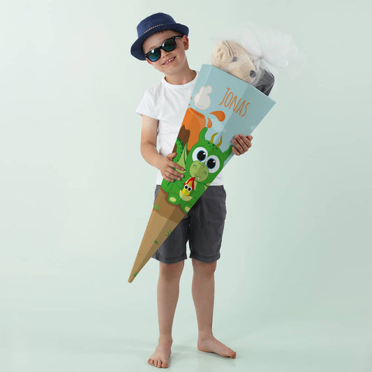 Zuckertüte mit niedlichem Drachen und Wunschname