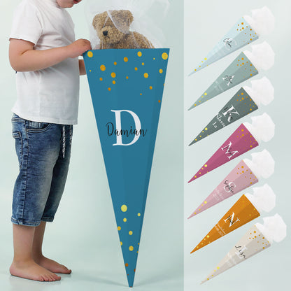 Junge mit großer Schultüte in Dunkelblau, bedruckt mit Initiale und Namen. Rechts daneben ist die Farbauswahl zu sehen.