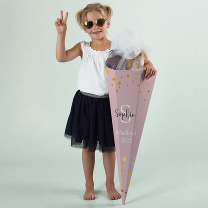 Mädchen mit rosafarbener Schultüte „Sophie“ und Aufdruck „Schulkind 2025“