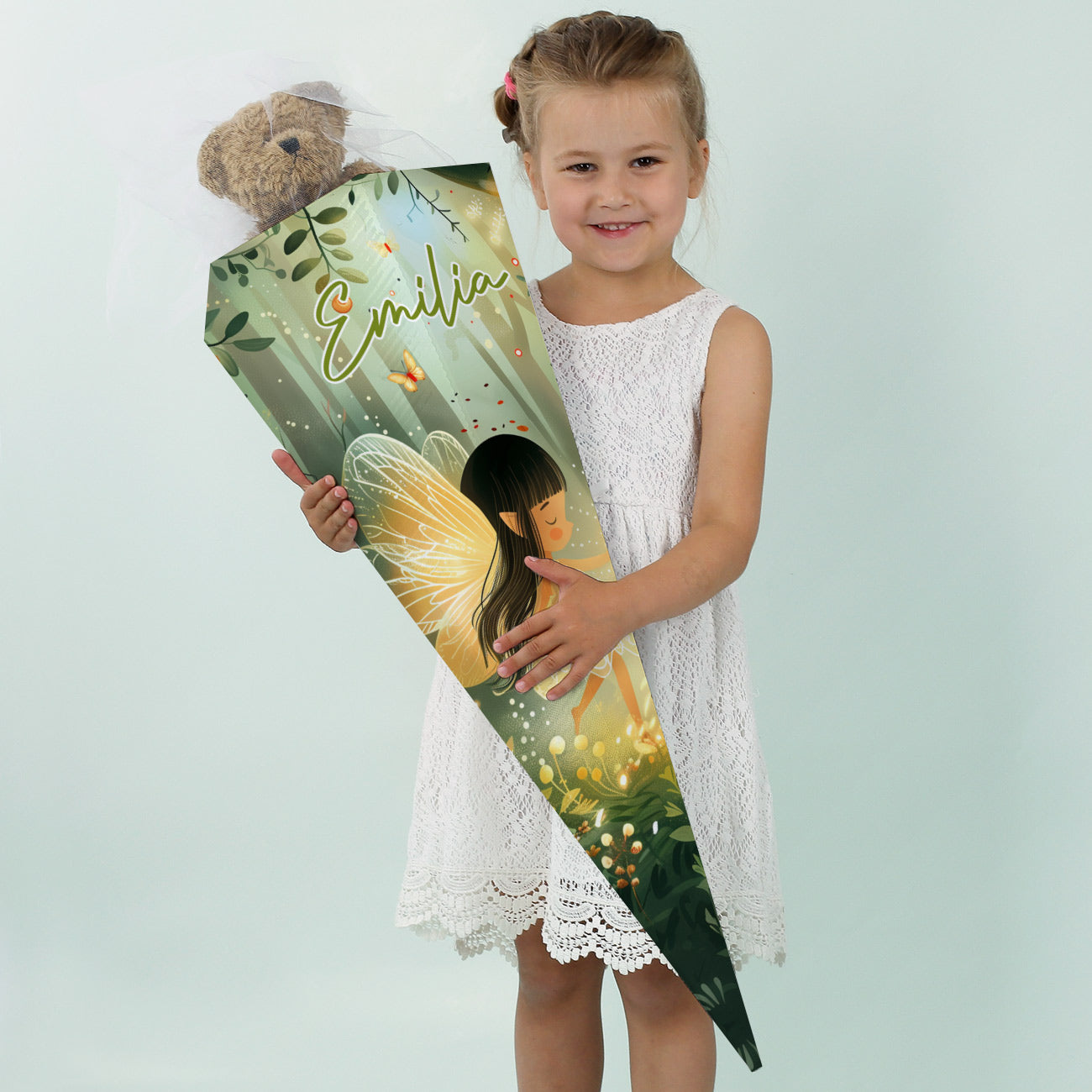 Mädchen hält personalisierte Zuckertüte mit Waldfee und Namen Emilia