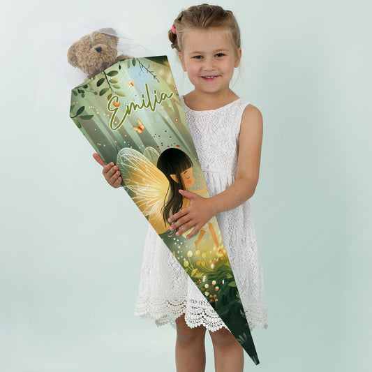 Mädchen hält personalisierte Zuckertüte mit Waldfee und Namen Emilia