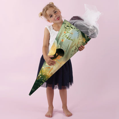 Mädchen mit dunklem Tüllrock hält eine große Zuckertüte mit Namen Tessa