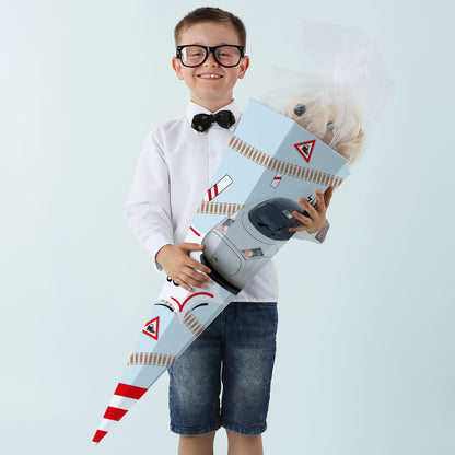 Junge in Hemd hält Zuckertüte mit ICE-Motiv