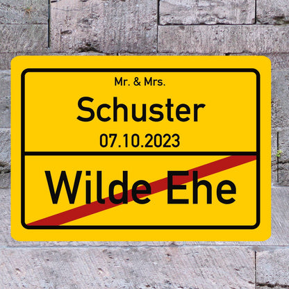 Ortsschild zur Hochzeit mit Wunschname und Datum