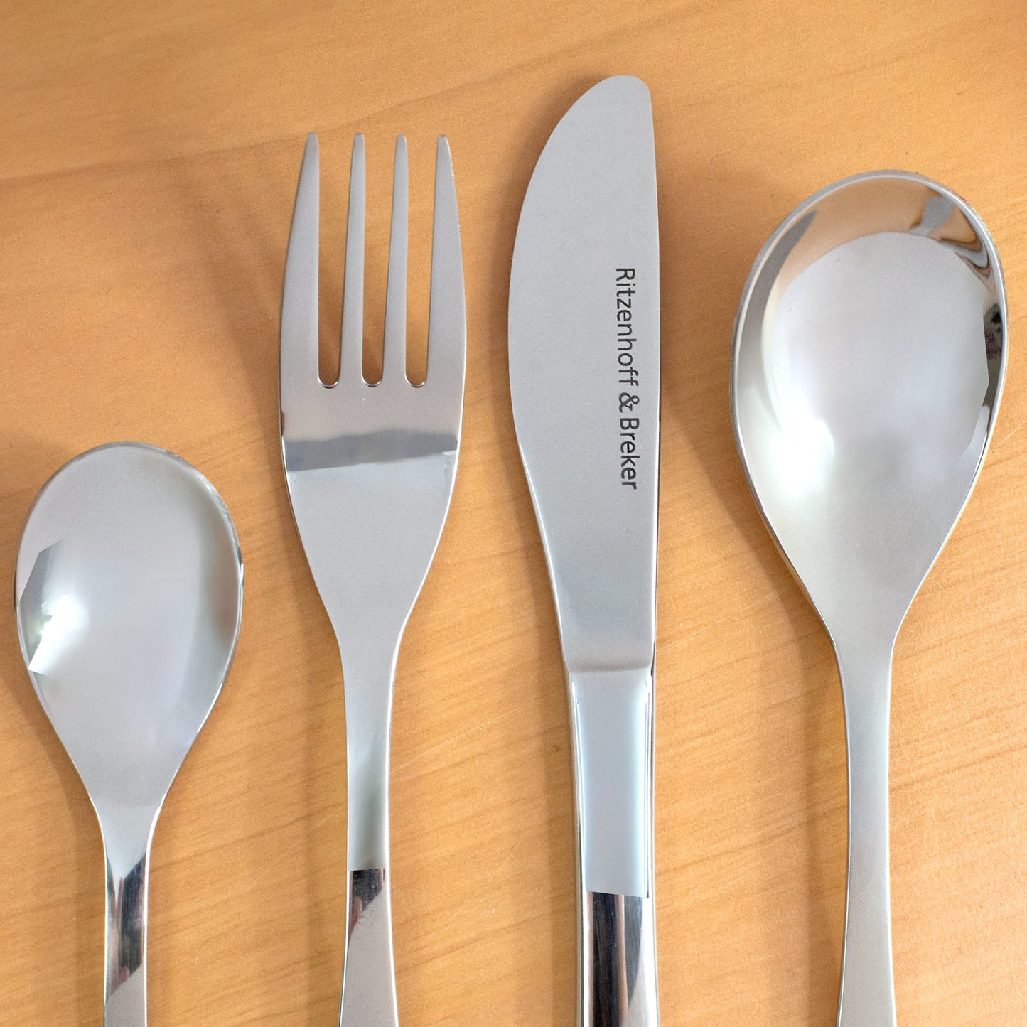 Nahaufnahme Messer, Gabel und Löffel des Kinderbestecks aus Edelstahl