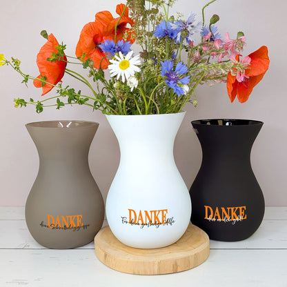 Aufnahme der Schriftzüge – kräftiges Orange trifft auf zarte Schwarzgravur