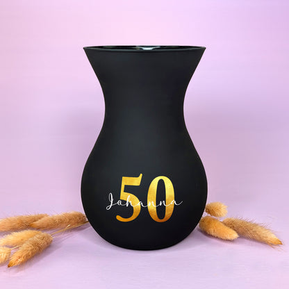 Nahaufnahme des Aufdrucks auf der schwarzen Vase – elegant gedrucktes Alter & Namenszug