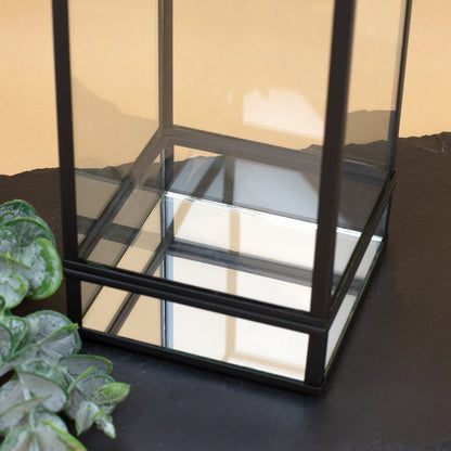 Detailansicht Spiegelglas im Boden des Windlichts Glückslicht