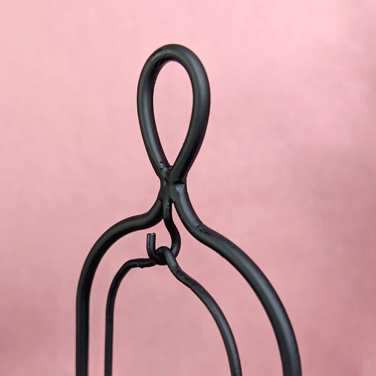 Nahaufnahme des schwarzen Metallrahmen