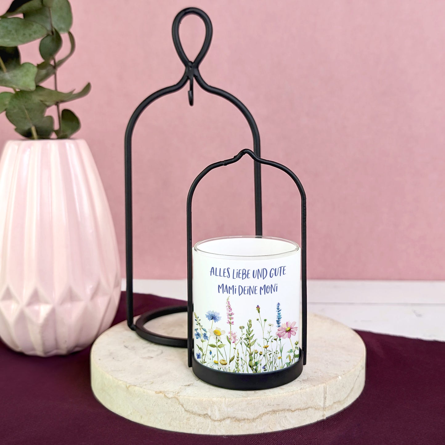 Windlicht von Ritzenhoff mit Blumenwiese-Motiv und personalisiertem Text einzeln aufgestellt