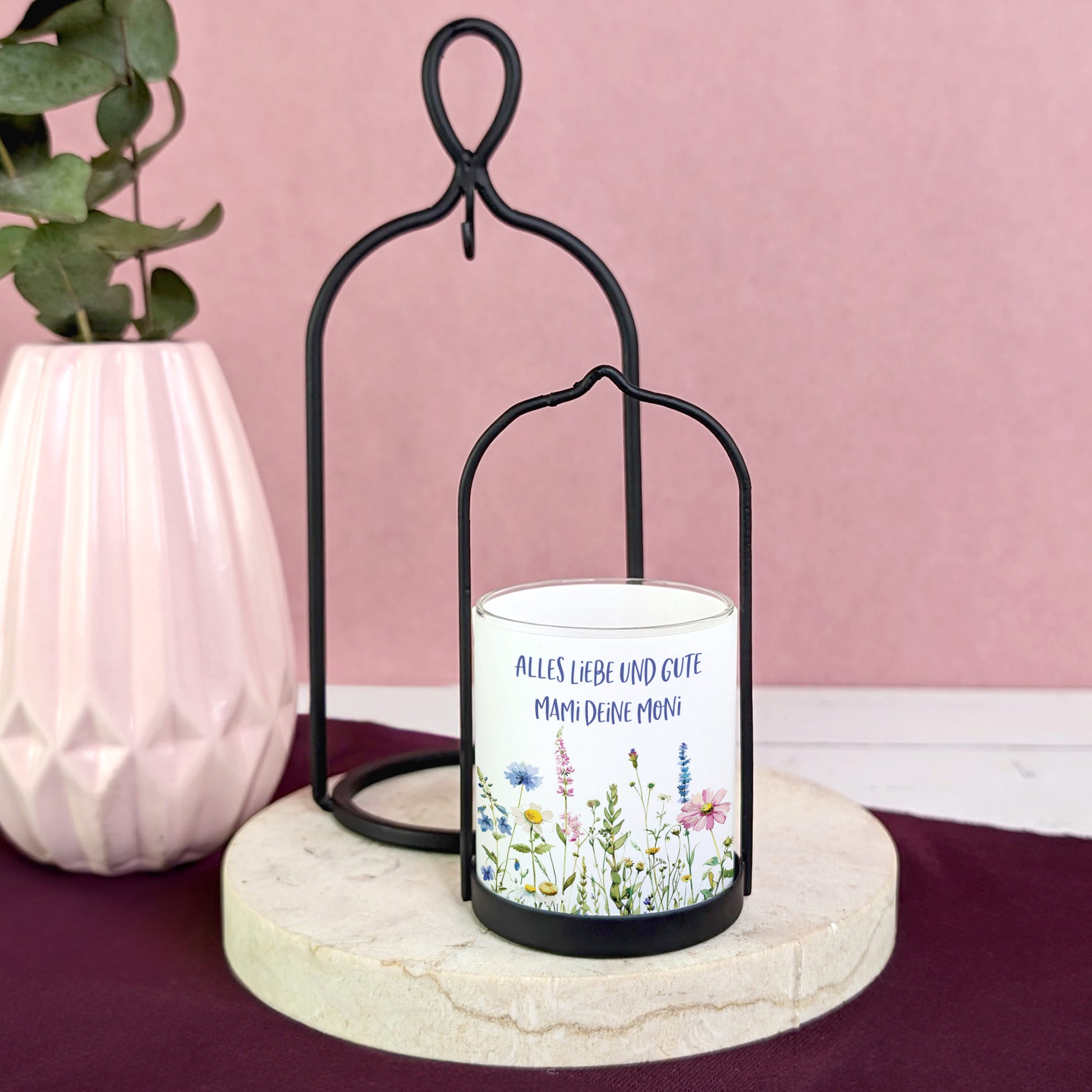 Windlicht von Ritzenhoff mit Blumenwiese-Motiv und personalisiertem Text einzeln aufgestellt