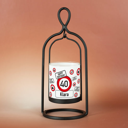 Personalisiertes Ritzenhoff-Windlicht mit Banderole zum Geburtstag – Verkehrszeichen-Motiv mit Alter, Name & „Happy Birthday“-Schriftzug - frontal fotografiert