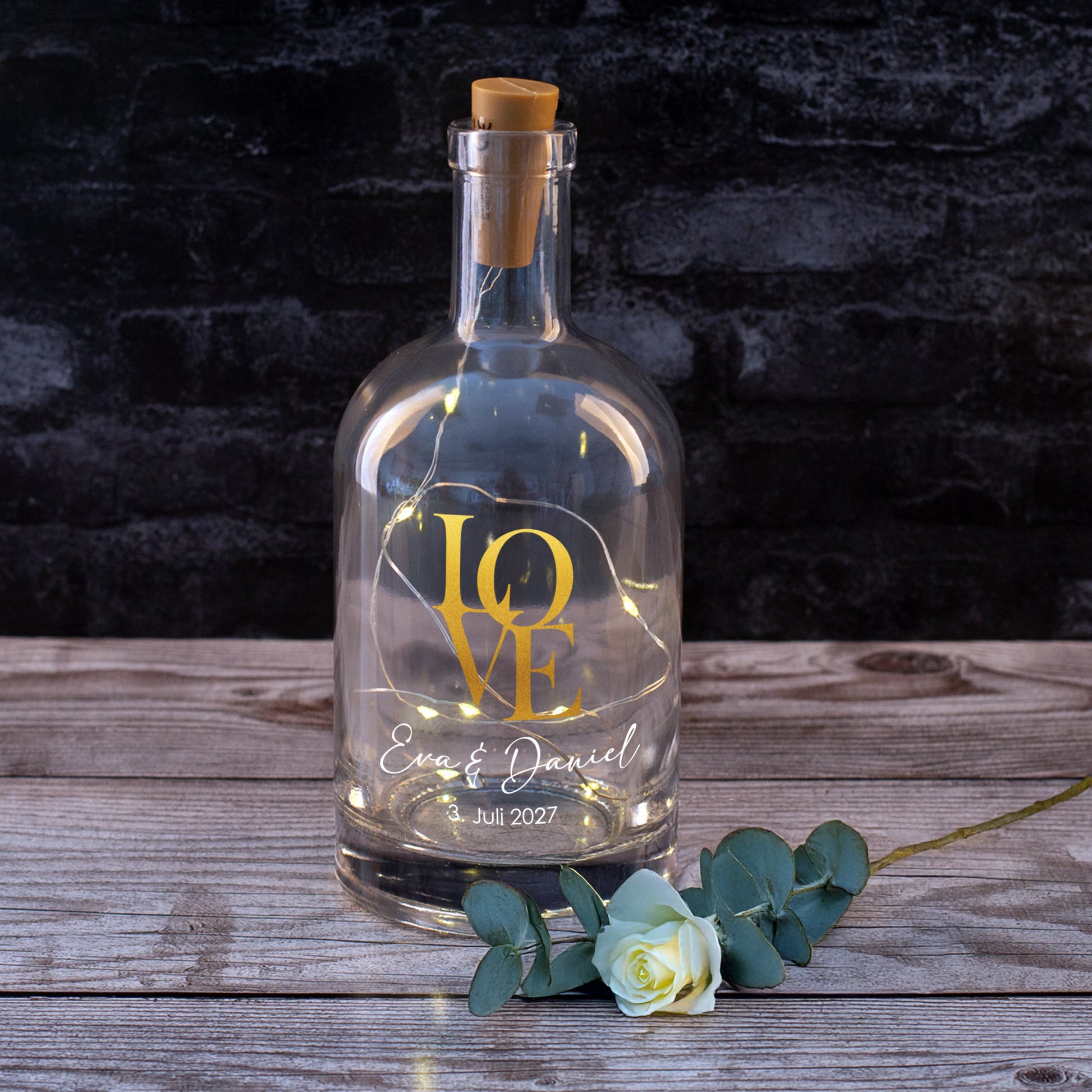 LED-Karaffe mit goldener LOVE-Schrift und Personalisierung – Geschenkidee zur Hochzeit