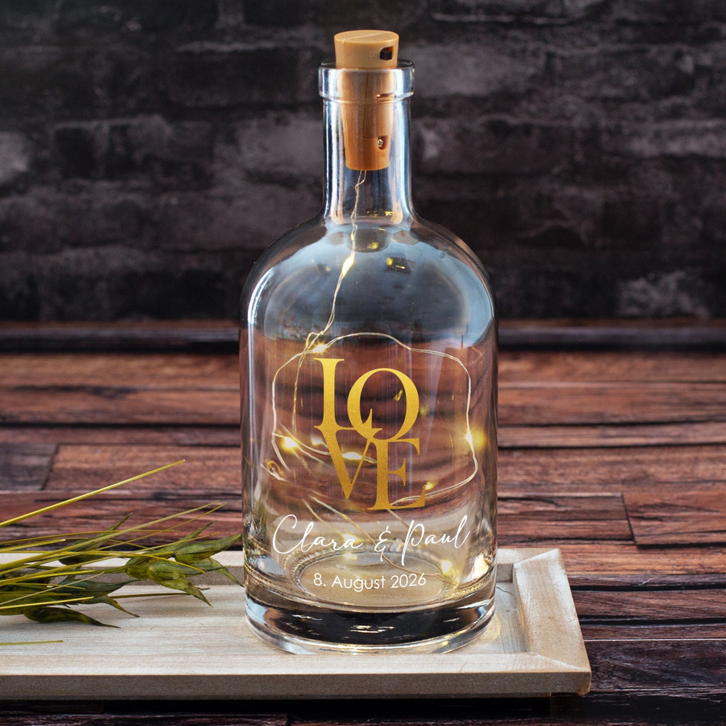 Romantische Glaskaraffe mit LOVE-Motiv und LED-Licht – personalisiert für Hochzeit oder Jahrestag