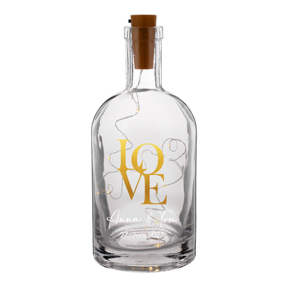 Produktansicht: LED-Karaffe mit goldenem LOVE-Motiv, Namen und Datum auf weißem Hintergrund
