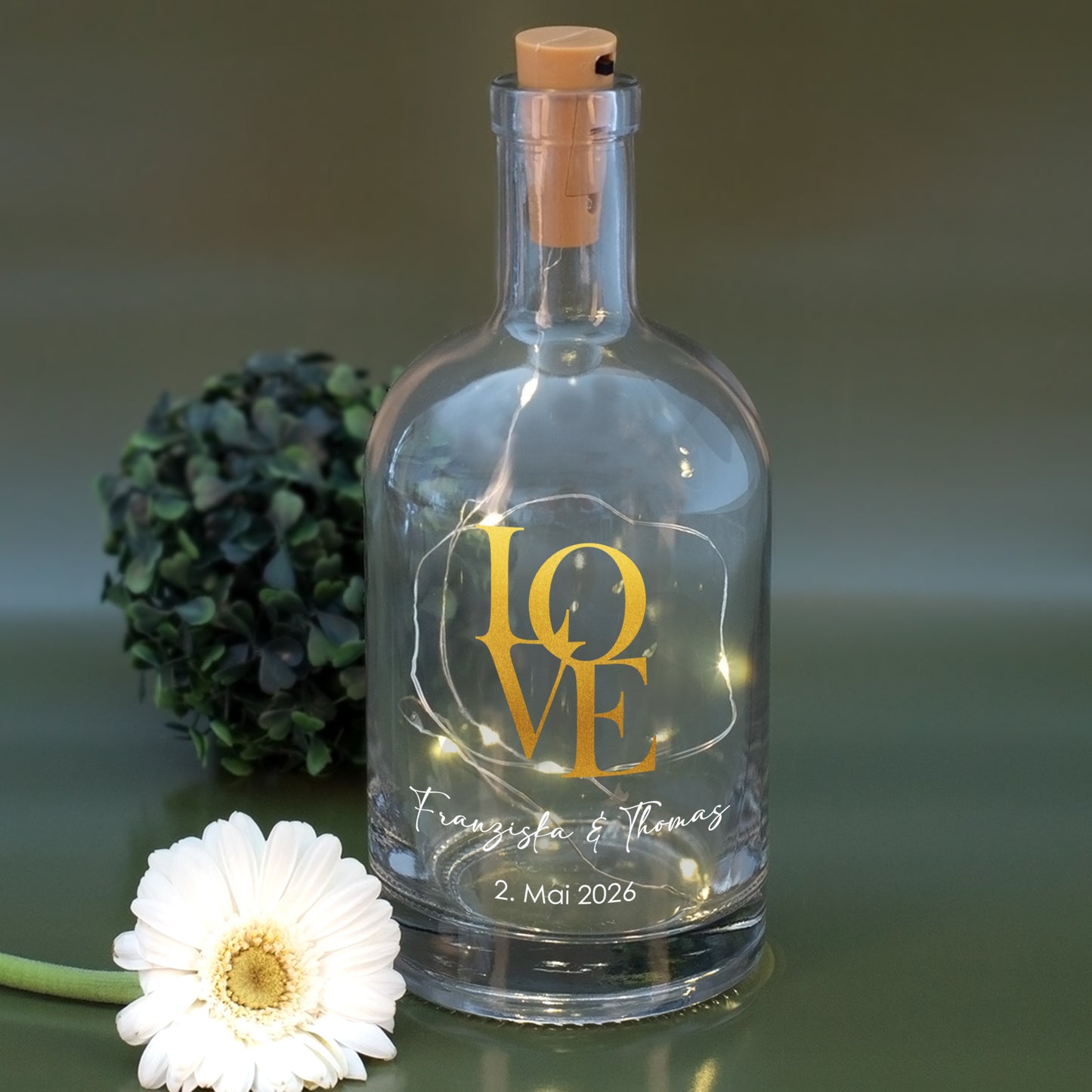 Personalisierte LED-Karaffe mit goldenem LOVE-Motiv und Blume – Namen & Datum auf grünem Hintergrund