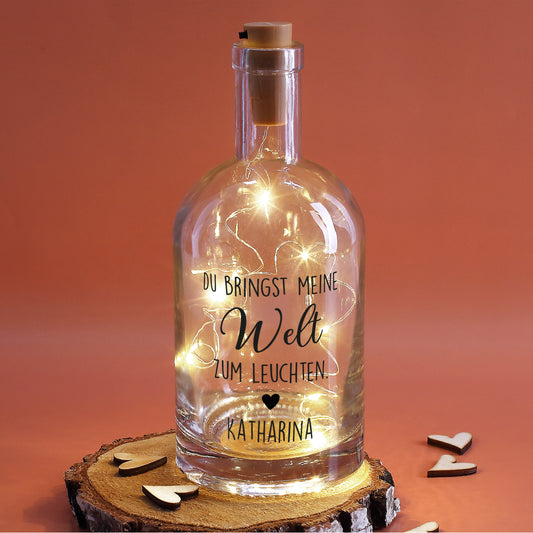 LED-Karaffe mit Korken, Lichterkette und personalisiertem Namen – romantisches Deko-Geschenk auf braunem Hintergrund