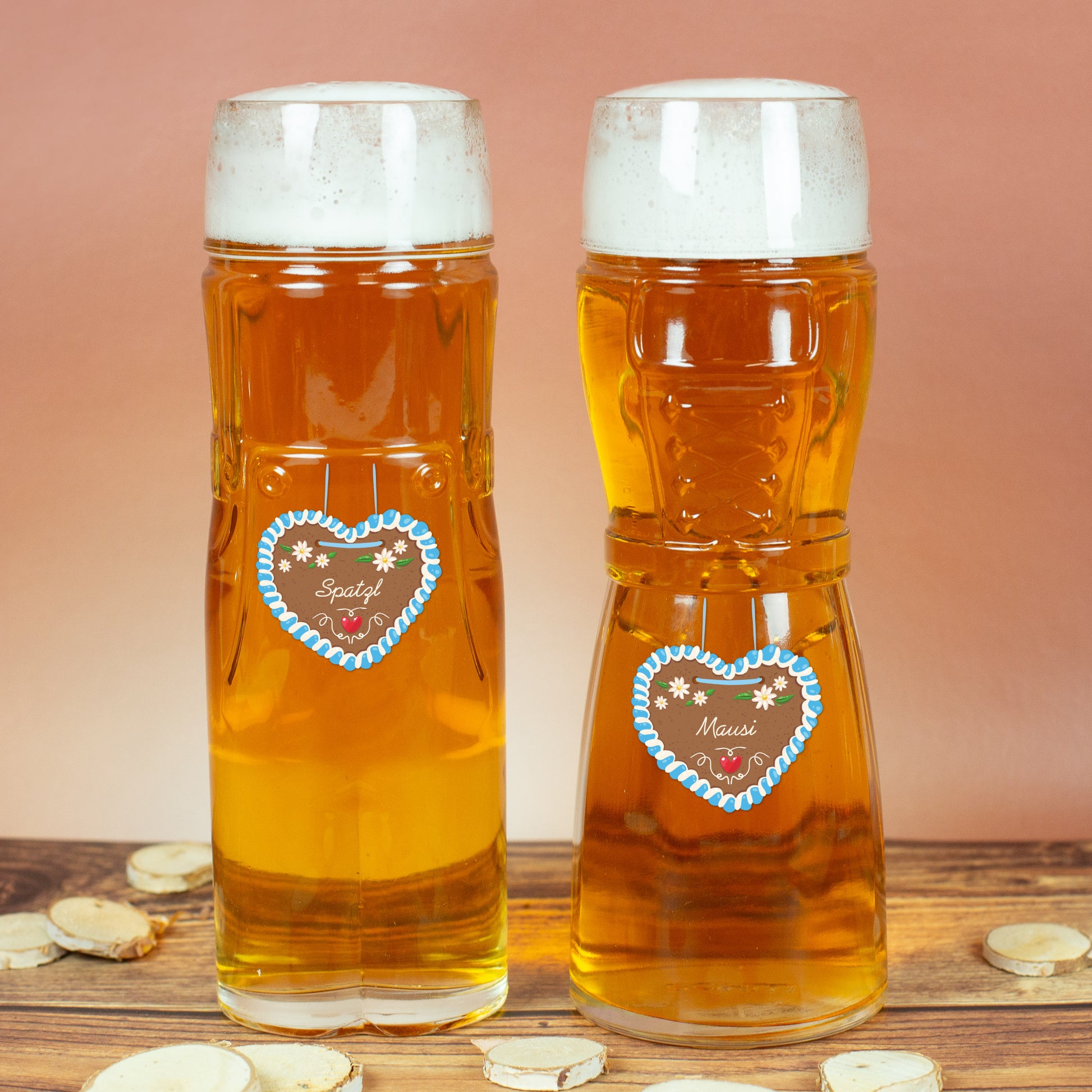 Biergläser im Lederhosen- und Dirndl-Design mit Lebkuchenherz und Namen