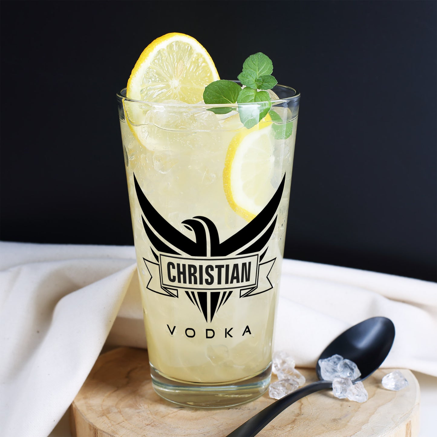 Bedrucktes Glas mit Adler-Motiv und Name Christian, gefüllt mit Zitronenlimonade, Zitronenscheiben und Minze