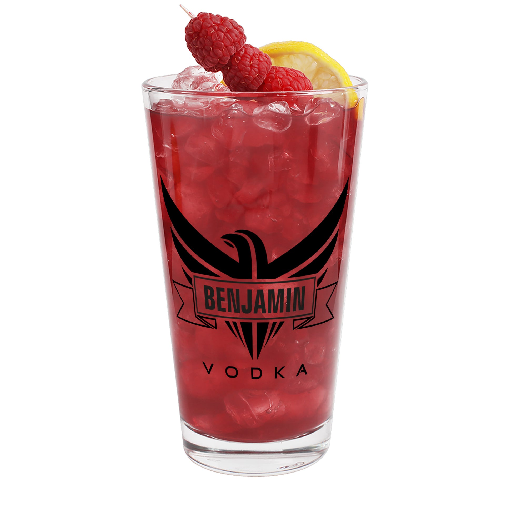 Freigestelltes Trinkglas mit Adler-Motiv und Schriftzug „Vodka“, Name Benjamin integriert, befüllt mit rotem Cocktail und Himbeeren