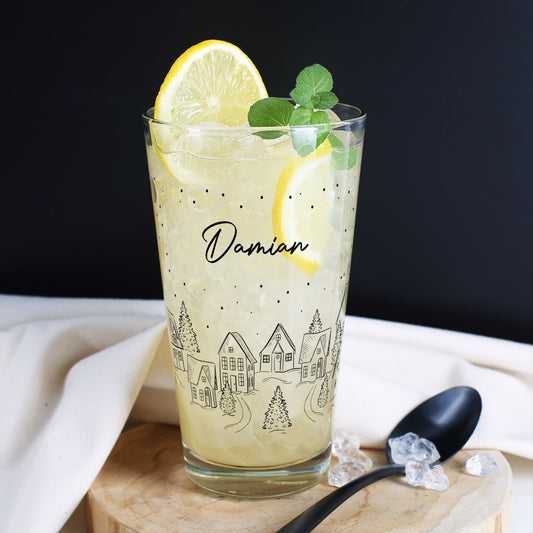Weihnachtliches Glas mit Häusern, Tannen und Schneeflocken, personalisiert mit Damian.