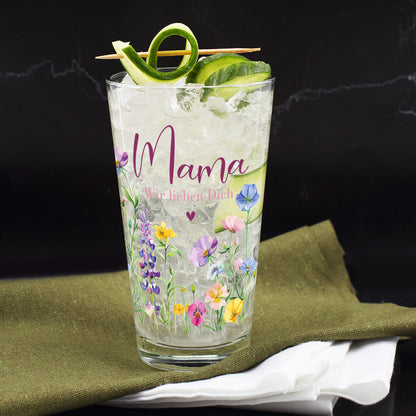 Das personalisierte Trinkglas mit dem Aufdruck „Mama“ und Blumenmotiv beim Servieren mit Dekoration.