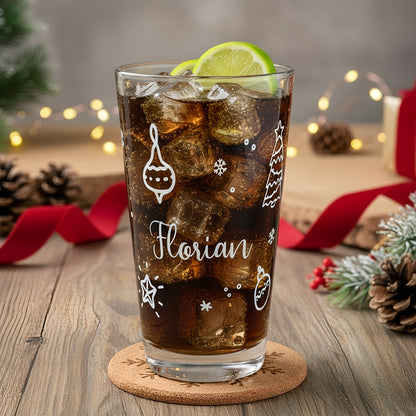 Weihnachtliches Trinkglas mit weißem Ornament-Design – Name Florian – befüllt mit Cola Cranberries und Limette, festlich dekoriert.
