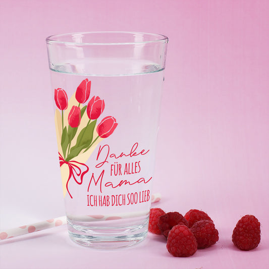Trinkglas mit Tulpenmotiv und Schriftzug Danke für alles Mama auf rosa Hintergrund mit Himbeeren