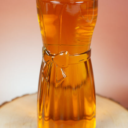 Detailaufnahme Dirndl-Bierglas mit Schleifenmotiv