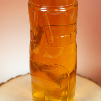 Detailaufnahme Lederhosen-Bierglas mit Hosenträgern