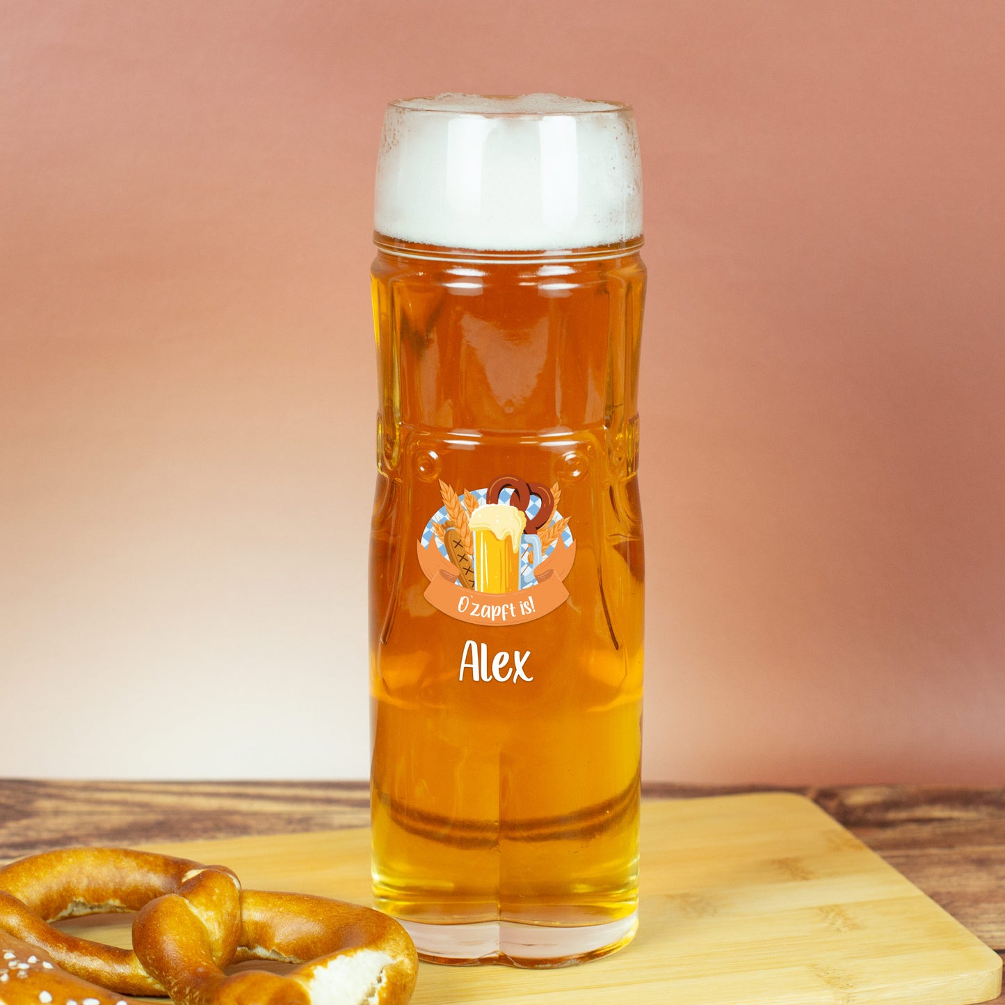 Personalisiertes Bierglas mit Festmotiv aus Brezel und Maßkrug – mit Name Alex bedruckt, neben Brezel platziert